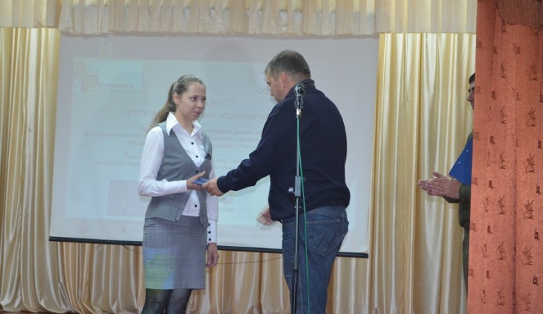 Представители вуза вручают Кристине диплом