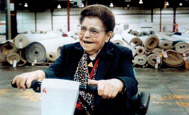 Миссис Би в 1997 году. Она работала в магазине вплоть до своего 103-летия